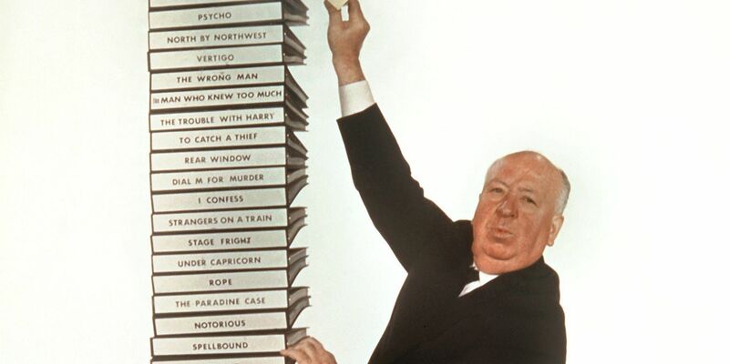 «Master of Suspense» - Alfred Hitchcock legt ein Filmskript zu anderen Drehbüchern. (Undatiertes Archivbild) - Foto: DB Bert Reisfeld/dpa