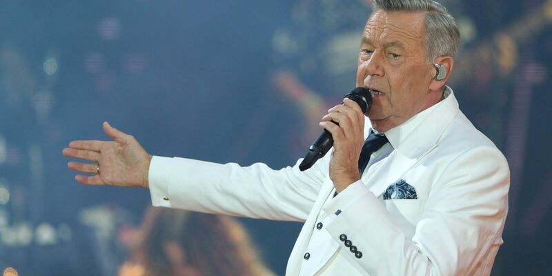 Roland Kaiser beim Konzert «Kaisermania» in Dresden (hier am 26. Juli 2024). Alle Shows waren und sind ausverkauft. - Foto: Sebastian Willnow/dpa