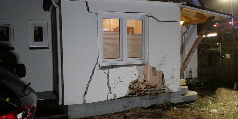 FW-SE: PKW fährt in Einfamilienhaus - Foto: presseportal.de