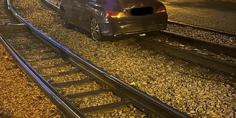 LPI-EF: Fahrzeugführer nutzt Fahrzeug als Schienenersatzverkehr - Foto: presseportal.de