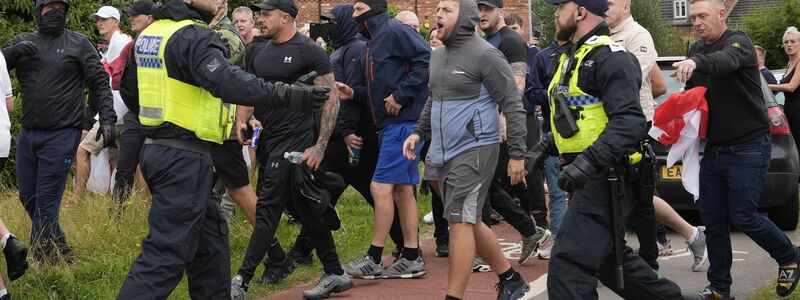 In Rotherham attackierte ein Mob ein Hotel, in dem Asylbewerber vermutet wurden. - Foto: Danny Lawson/PA Wire/dpa