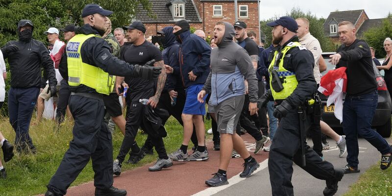 Nach Krawallen in England: 27-Jähriger zu neun Jahren Haft verurteilt (Archivbild). - Foto: Danny Lawson/PA Wire/dpa
