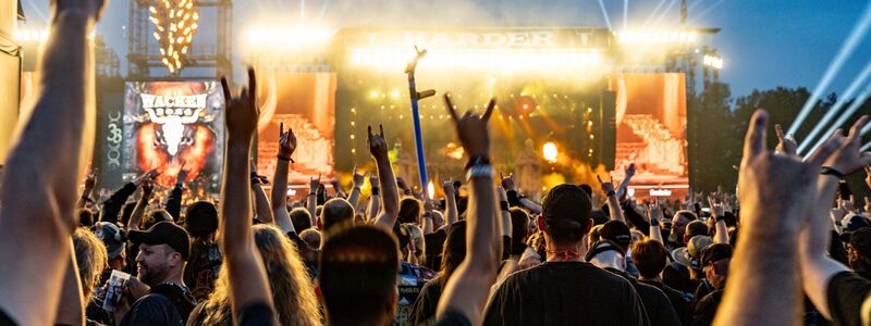 Bis in die Nacht haben Metalfans in Wacken gefeiert. - Foto: Axel Heimken/dpa