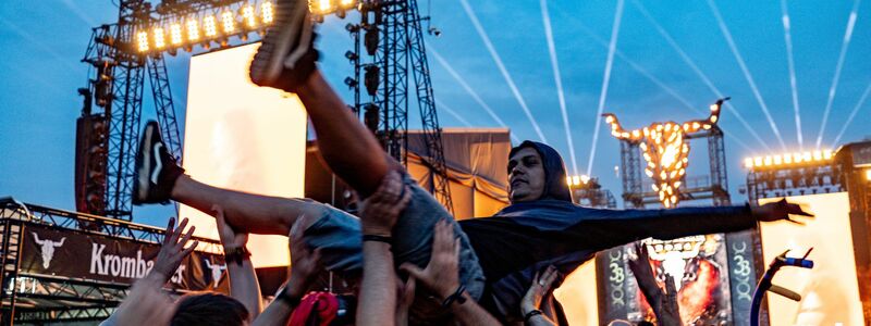 Das Wacken Open Air endete in der Nacht - mit Drohnenshow. - Foto: Axel Heimken/dpa