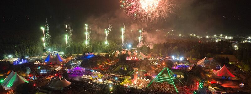 Ein Feuerwerk erleuchtet das Gelände des Technofestivals Nature One auf der ehemaligen US-Raketenbasis Pydna. - Foto: Thomas Frey/dpa