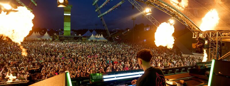 DJ Bennet legt beim Technofestival Nature One auf. - Foto: Thomas Frey/dpa