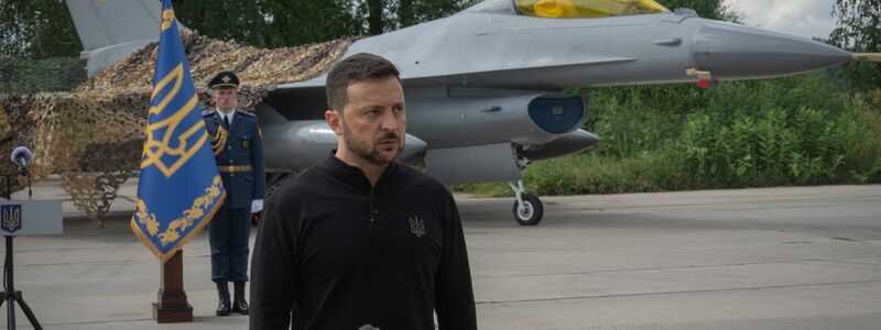 Präsident Wolodymr Selenskyj feiert die Kampfjets als wichtigen Beitrag zur Selbstverteidigung. - Foto: Efrem Lukatsky/AP/dpa