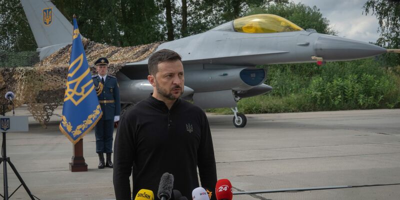 Die Ukraine hat nur wenige F-16 bekommen, einer ist bereits im Einsatz abgestürzt. (Archivbild) - Foto: Efrem Lukatsky/AP/dpa