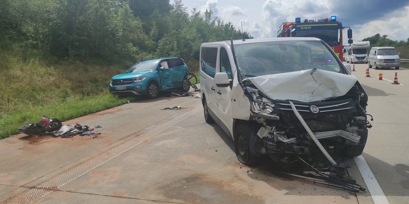 API-TH: Schwerer Verkehrsunfall auf der A4 mit acht teils schwer verletzten Personen, darunter drei Kinder - Foto: presseportal.de