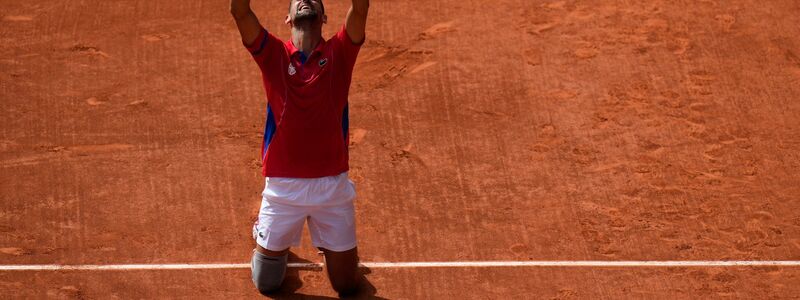 Novak Djokovic ist nach seinem Olympiasieg überwältigt. - Foto: Andy Wong/AP