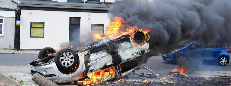 In Middlesbrough wurde ein Auto angezündet. - Foto: Owen Humphreys/PA Wire/dpa