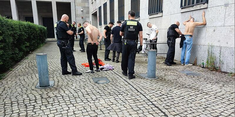 Polizei kontrolliert Verdächtige (Archiv) - Foto: über dts Nachrichtenagentur