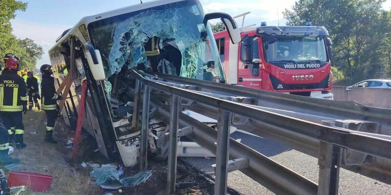 Ein Mensch starb bei dem Unfall, 25 wurden verletzt. - Foto: ---/Vigili Del Fuoco/dpa