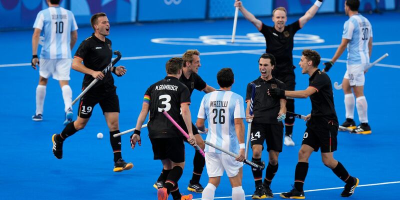 Martin Zwickler (r) im Zweikampf mit dem Niederländer Steijin Van Heijningen. - Foto: Aijaz Rahi/AP