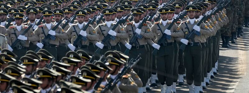 Irans Streitkräfte sehen sich für einen Krieg gegen Israel gerüstet. (Archivbild) - Foto: Vahid Salemi/AP/dpa