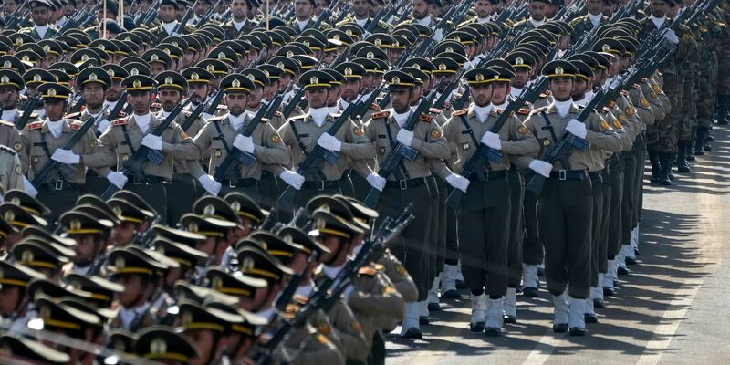 Können die iranischen Revolutionsgarden auch in der EU als Terrororganisation eingestuft werden? Die aktuelle Lage in dem Land befeuert die Diskussion darüber. (Archivbild) - Foto: Vahid Salemi/AP/dpa
