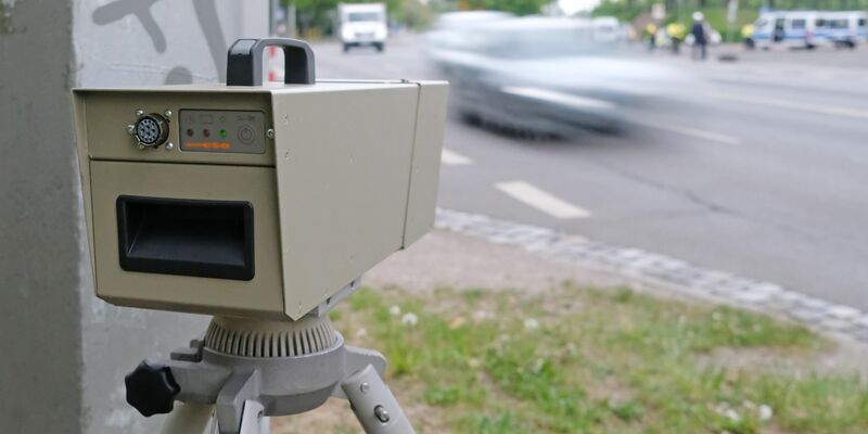 Bis zum Wochenende blitzt es in mehreren Bundesländern am Straßenrand öfters als sonst. (Archivfoto) - Foto: Sebastian Willnow/dpa