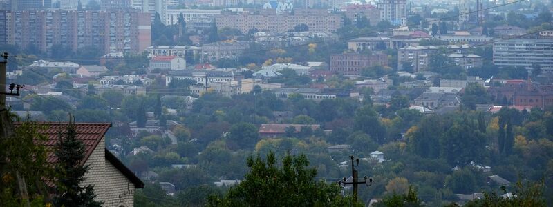 Russland hält die Stadt Luhansk besetzt - aber wie lange noch? (Archivbild) - Foto: -/AP/dpa