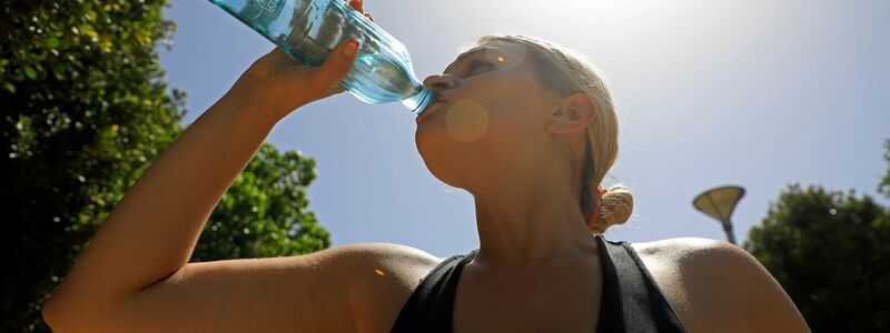 Bei Kreislaufproblemen wegen Hitze: Viel Wasser trinken (Symbolfoto) - Foto: Clara Margais/dpa