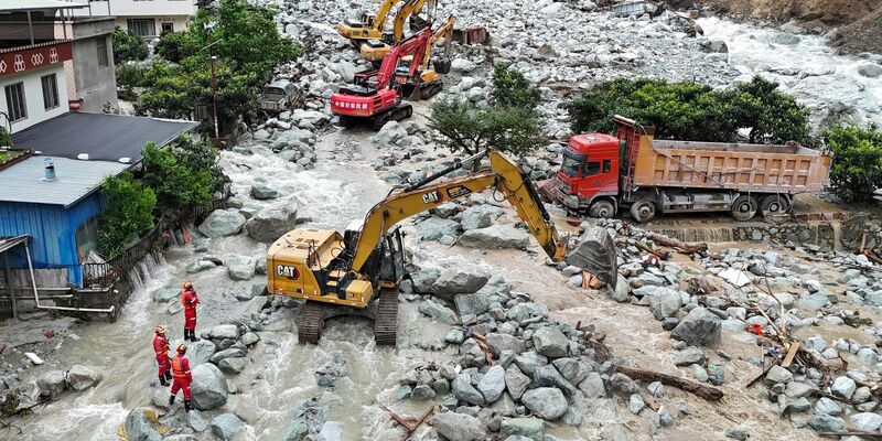 Rettungskräfte suchen nach Sturzfluten und Schlammlawinen  im Dorf Ridi in der Stadt Kangding nach Überlebenden (Foto aktuell). - Foto: Liu Kun/Xinhua/AP/dpa