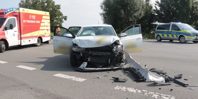POL-HF: Verkehrsunfall im Einmündungsbereich - Drei Personen verletzt - Foto: presseportal.de