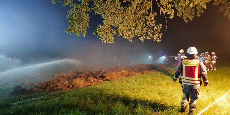 FW Norderstedt: Heuballenbrand im Kampmoorweg - Foto: presseportal.de