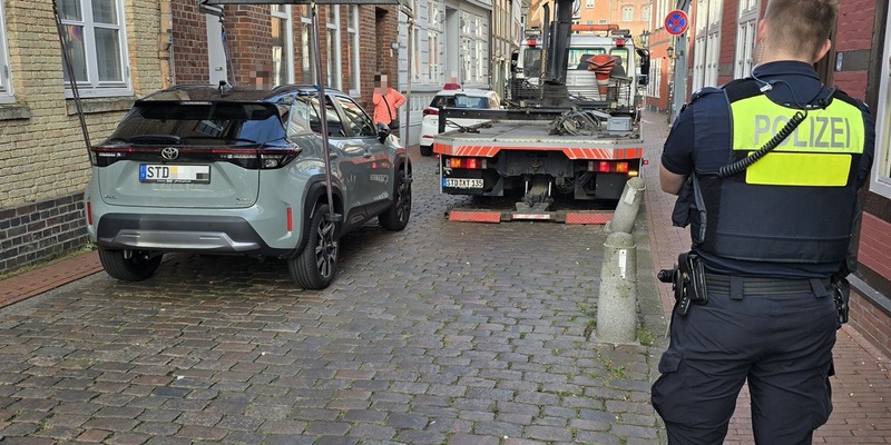 POL-STD: Parksituation rund um den Stader Fischmarkt - rücksichtslose Autofahrer blockieren immer wieder die Straßen - Foto: presseportal.de