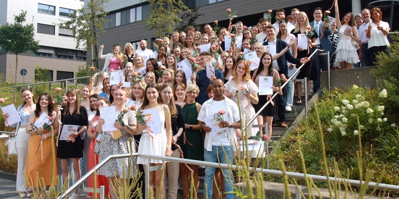 Erfolgreicher Abschluss: Rund 80 Azubis am RHÖN-KLINIKUM Campus Bad Neustadt erhalten ihr Examen - Foto: presseportal.de