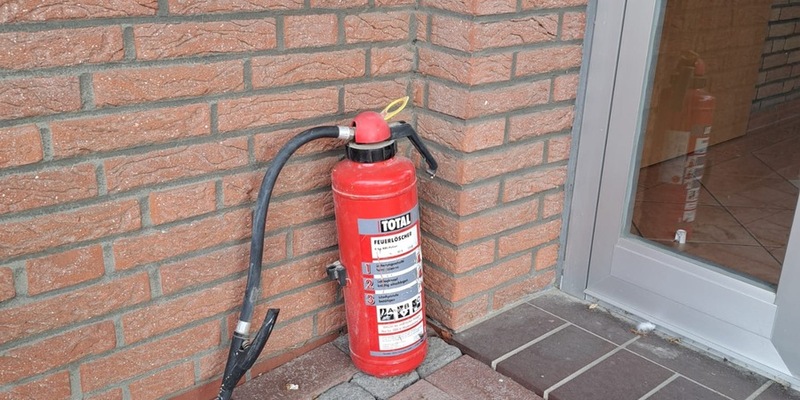 FW-OLL: Unrechtmäßige Ablagerung von Feuerlöschern vor dem Feuerwehrhaus Harpstedt - Foto: presseportal.de