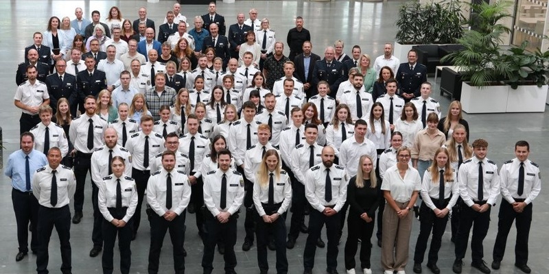 POL-OF: Knapp 100 Neuzugänge im Polizeipräsidium Südosthessen begrüßt - Foto: presseportal.de