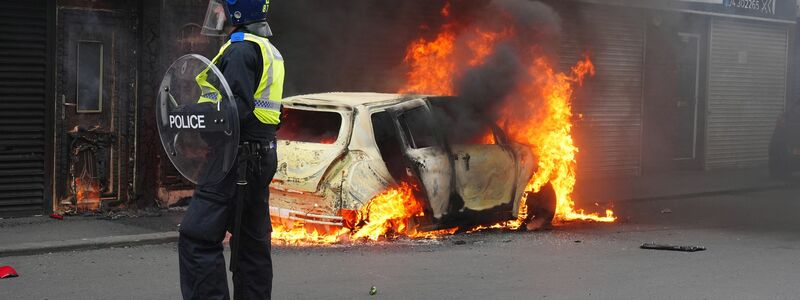 Im Zuge der Krawalle wurden auch Fahrzeuge angezündet. - Foto: Owen Humphreys/PA Wire/dpa