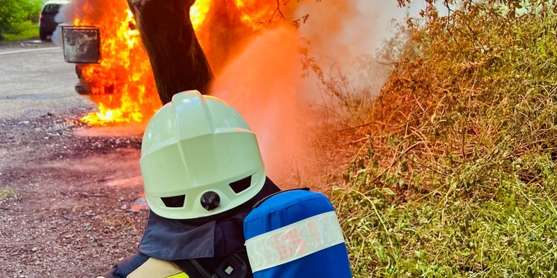 FW Rheurdt: Feuerwehr löscht historischen Geländewagen - Foto: presseportal.de