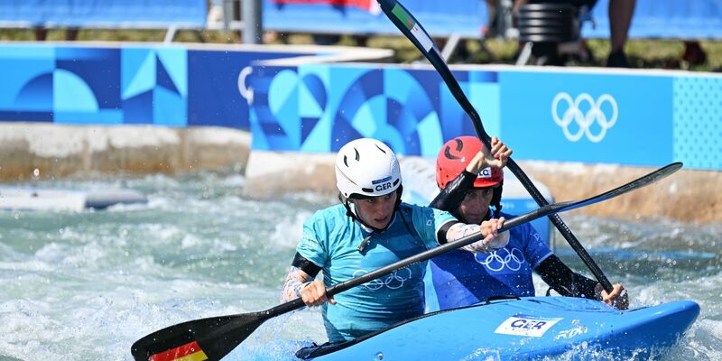 Gemeinsame Freude: Elena Lilik sprang zu Noah Hegge ins Wasser - Foto: Sebastian Kahnert/dpa