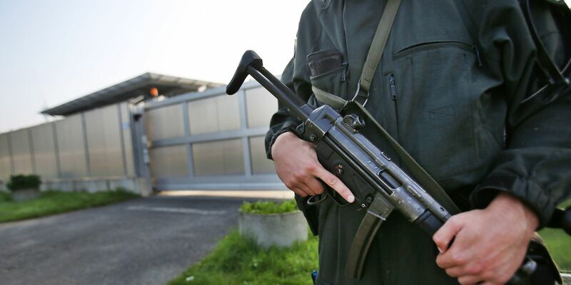 Polizisten sichern das Gebäude des Oberlandesgerichtes in Düsseldorf. (Archiv- und Symbolbild) - Foto: Oliver Berg/dpa