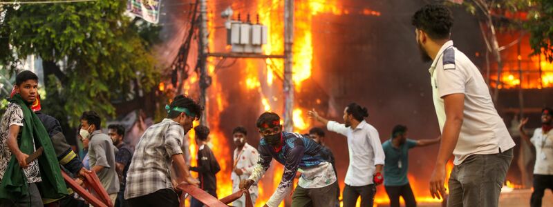 DIe Proteste richteten sich zunächst gegen die Wiedereinführung einer kontroversen Quotenregelung im Öffentlichen Dienst, später dann gegen Premierministerin Hasina und ihre Regierung. Dabei kam es immer wieder zu heftigen Zusammenstößen zwischen Demonstranten und Sicherheitskräften. - Foto: Abu Sufian Jewel/ZUMA Press Wire/dpa