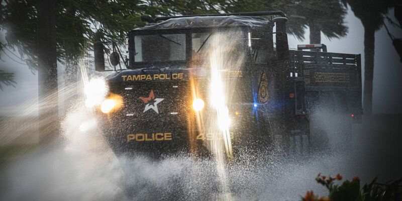 Die Polizei von Tampa im US-Bundesstaat Florida sichert wegen Sturm «Debby» die Fahrbahnen. - Foto: Dave Decker/ZUMA Press Wire/dpa