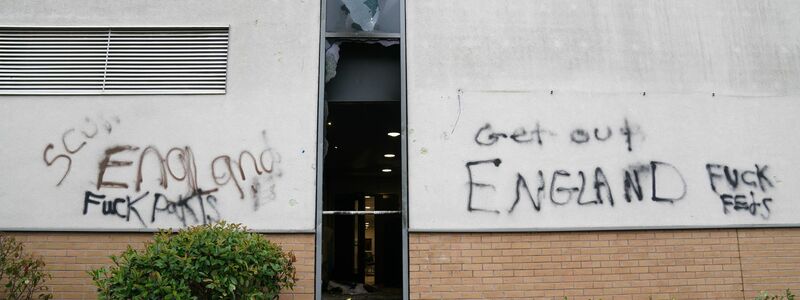 Zwei Hotels, in denen Asylbewerber untergebracht sind, wurden attackiert. - Foto: Jacob King/PA Wire/dpa