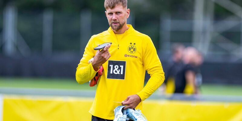 Gute Stimmung bei Ricken und Mislintat. - Foto: David Inderlied/dpa