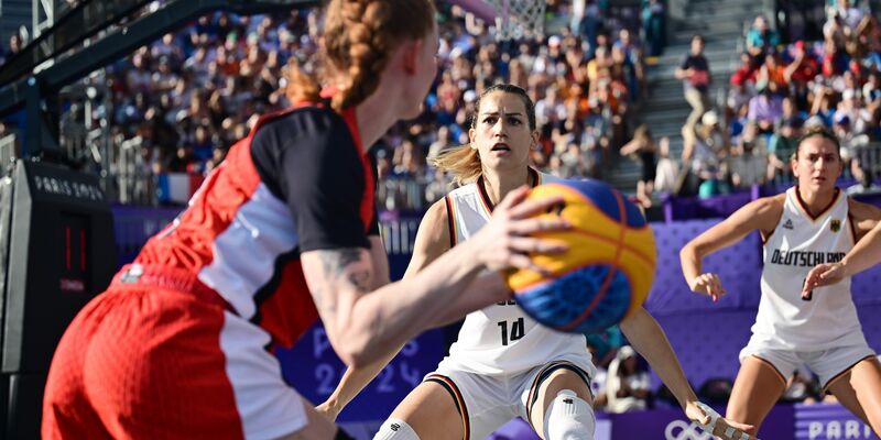 Die Olympiasiegerinnen im 3x3-Basketball. - Foto: Sina Schuldt/dpa