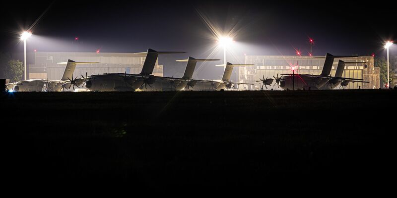 Deutsche werden von der Bundeswehr aus Israel ausgeflogen. - Foto: Moritz Frankenberg/dpa