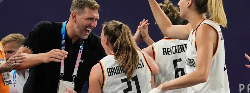 Nowitzki und die deutschen 3x3-Damen nach dem Gold-Coup. - Foto: Frank Franklin II/AP