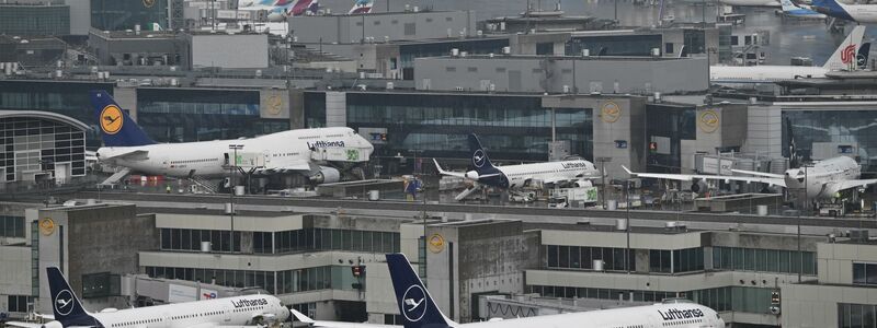 Nach einem Stromausfall in der Nacht kann es am Frankfurter Flughafen noch zu Verspätungen kommen. (Archivbild)  - Foto: Arne Dedert/dpa