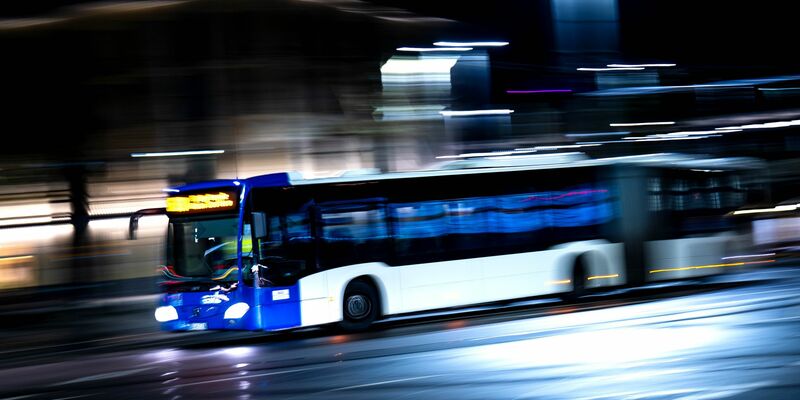 Das haben die Fahrgäste wohl nicht erwartet: Ein 15-Jähriger stibitzt einen Bus und fährt durch Bremen. (Symbolbild) - Foto: Sina Schuldt/dpa