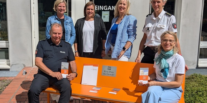 POL-LG: ++ Ein Zeichen gegen Gewalt an Frauen und Mädchen - Orangefarbene Bank im Wartebereich der Lüneburger Polizeiwache - Opferschutzbüro übergibt erstmals Bank Aktion an eine Polizeidienststelle ++ - Foto: presseportal.de