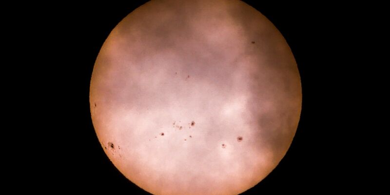 Die dunkel erscheinenden Flecken sind mit rund 4.000 Grad etwas kälter als die umliegende Fläche mit etwa 6.000 Grad. - Foto: Christoph Reichwein/dpa