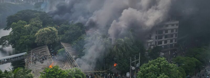 Demonstranten setzten den Eingangsbereich des Bangabandhu-Gedenkmuseums in Dhaka in Brand. (Archivbild) - Foto: Sazzad Hossain/SOPA Images via ZUMA Press Wire/dpa