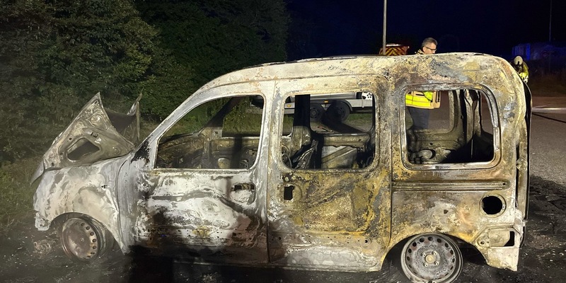 POL-NE: Auto gerät in Vollbrand - Foto: presseportal.de