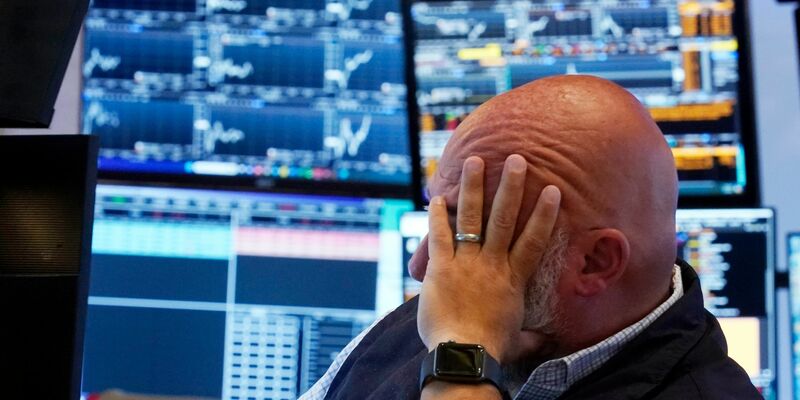 Händler an der New Yorker Börse: Die Lage an den Kapitalmärkten bleibt herausfordernd. - Foto: Richard Drew/AP/dpa