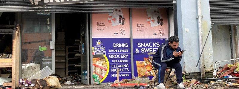 In Belfast wurden Geschäfte zerstört, die von Muslimen geführt werden. - Foto: Rebecca Black/PA Wire/dpa