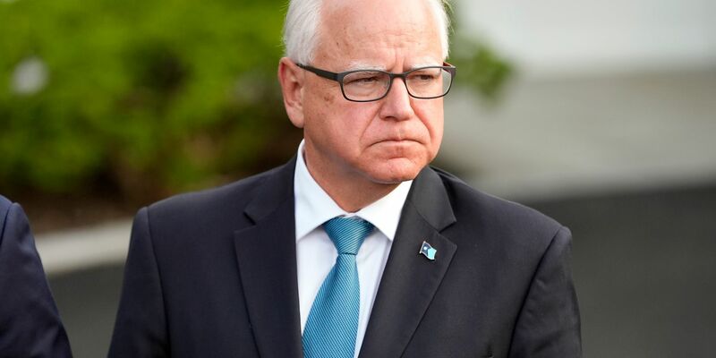 Die frühere Staatsanwältin in Kalifornien setzt auf einen ehemaligen Lehrer aus dem Mittleren Westen, einen Veteranen und Jäger. - Foto: Jacquelyn Martin/AP/dpa